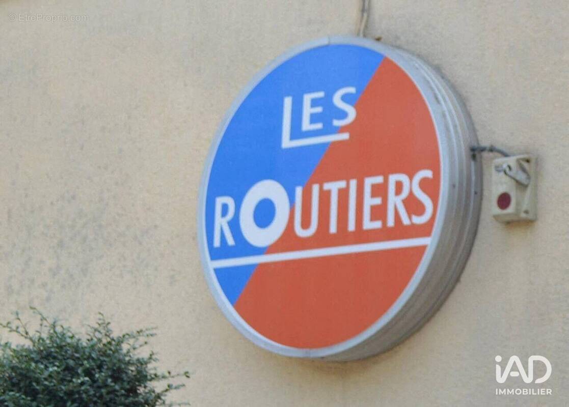 Photo 1 - Commerce à TAVERS