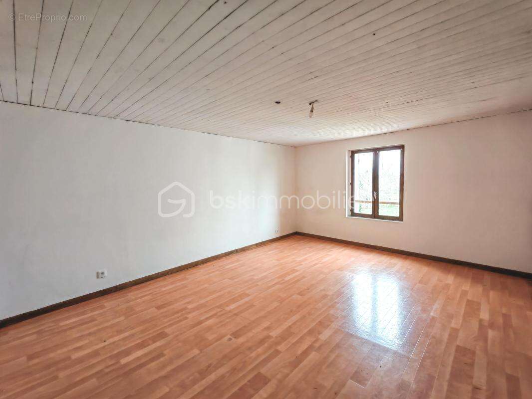 Maison avec jardin et stationnement - photo 12