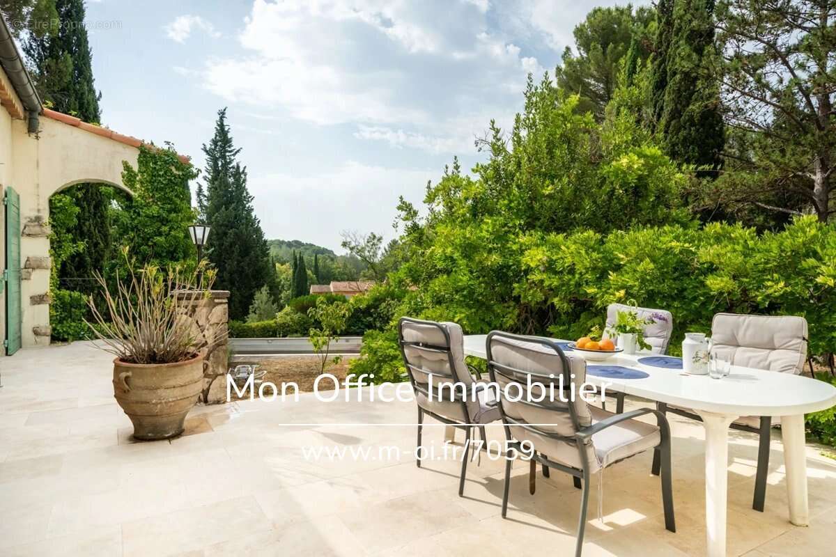 Référence : 7059-SBA - Maison plain pied - Eguilles - Fort potentiel - Piscine - photo 3