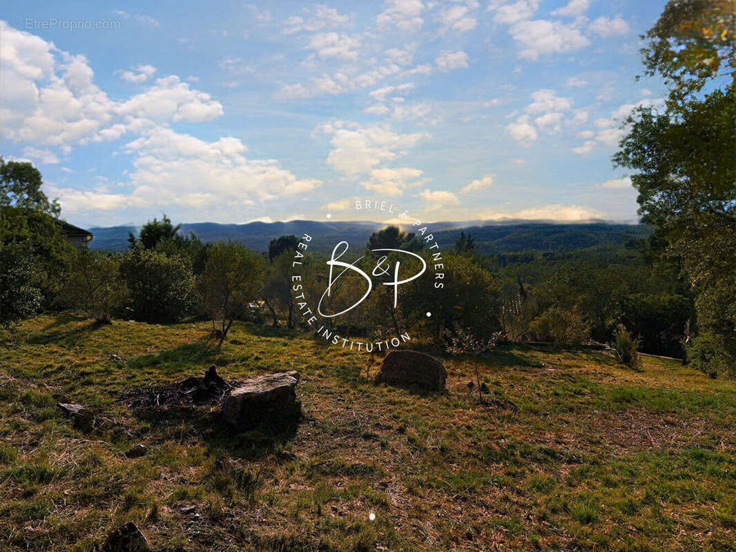 Terrain à LORGUES