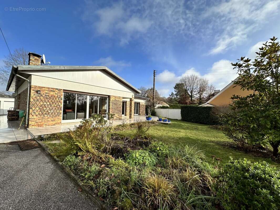 Maison à LE MESNIL-SAINT-DENIS