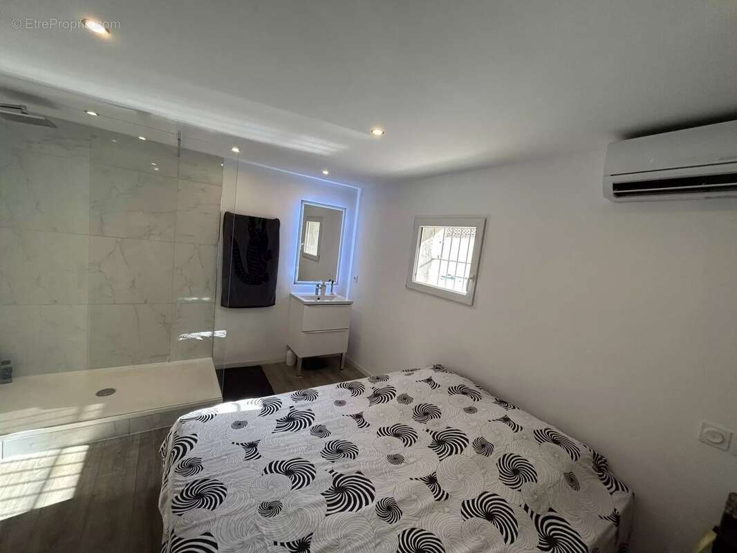 Commerce à VALLAURIS