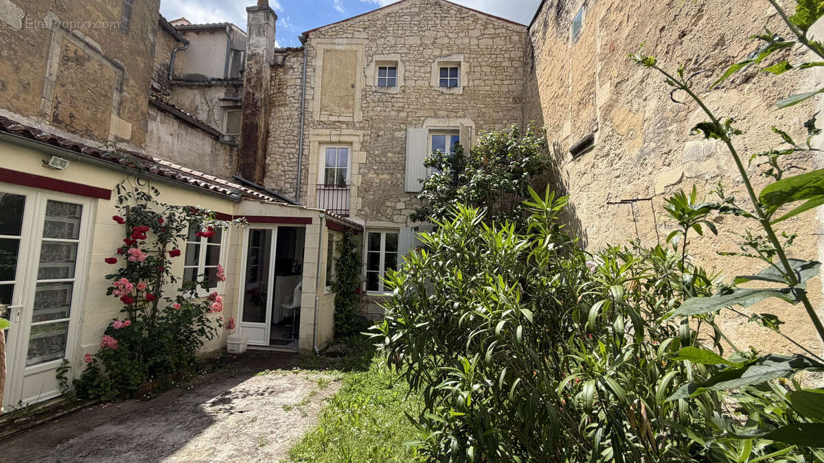 Maison à SAINT-JEAN-D'ANGELY