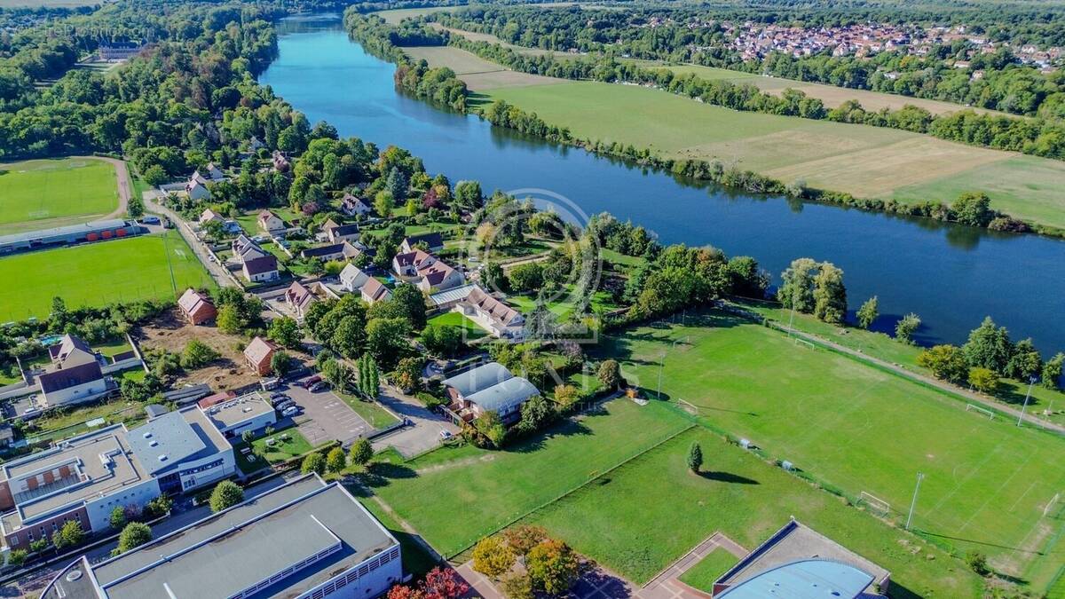 Terrain à ROSNY-SUR-SEINE