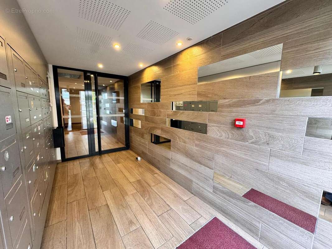   - Appartement à LYON-7E