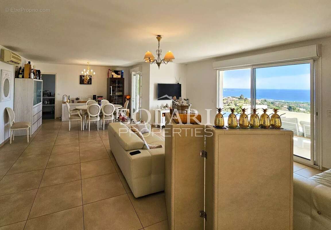 Villa avec piscine à débordement et vue panoramique sur la mer - photo 10