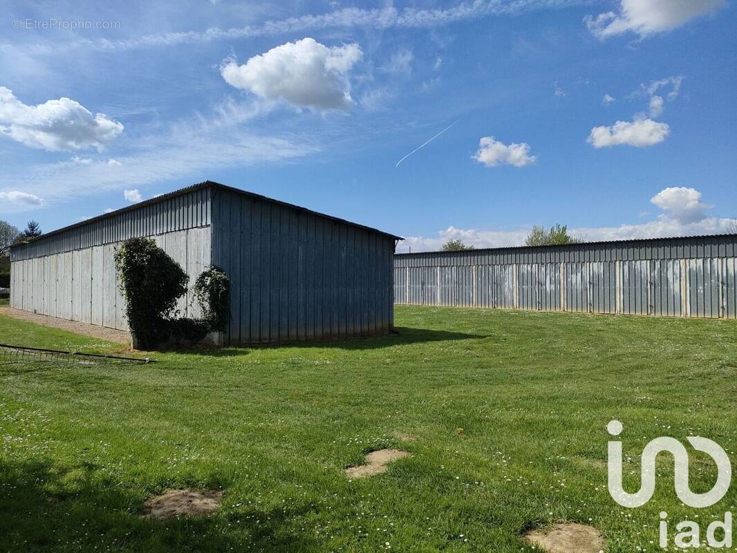 Photo 1 - Parking à LAVERSINES