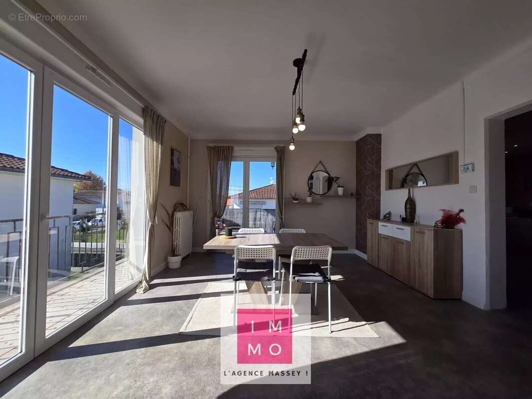 Appartement à AUREILHAN