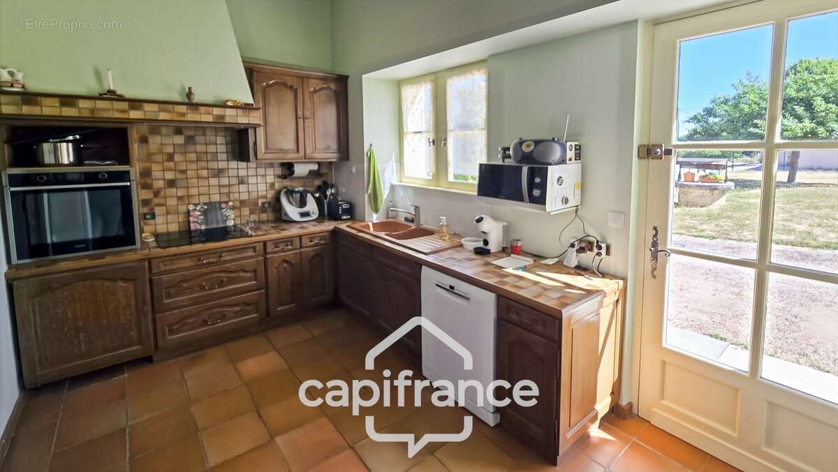 Maison en pierre à vendre 8 pièces avec piscine sur 3100 m² de terrain - photo 6