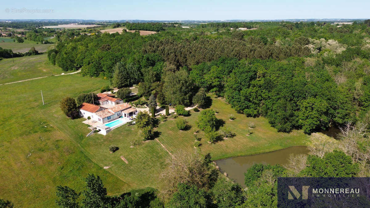 Maison à BARBEZIEUX-SAINT-HILAIRE