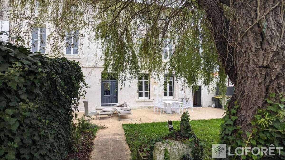 Maison en pierre à Saintes (17) rive droite - photo 2