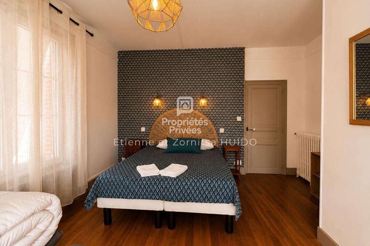 Maison de maître de 231 m² avec deux habitations Centre-ville de Vatan - photo 12