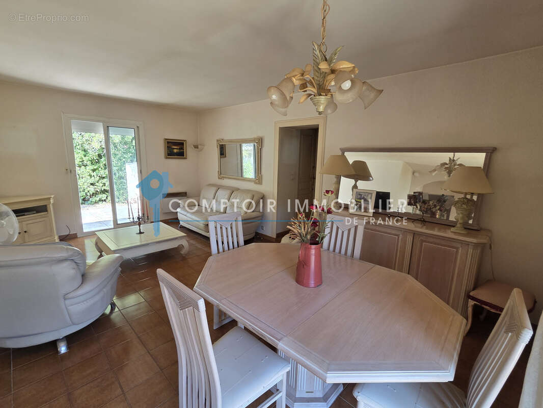 maison 5 pieces 105 m2 sur 699 m2 de terrain - photo 7