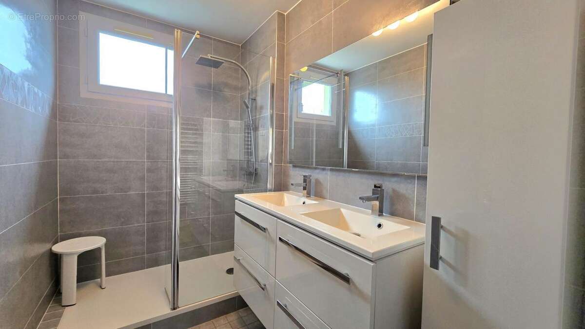 Appartement à PIERRE-BENITE