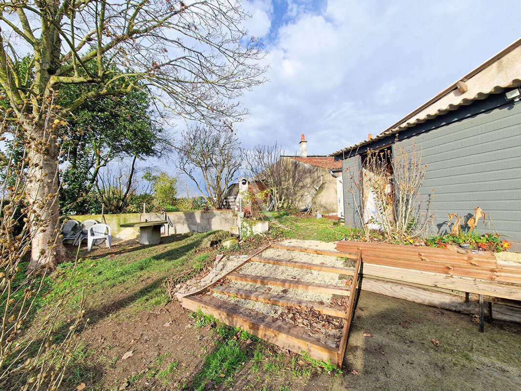 Maison à LE PUY-NOTRE-DAME