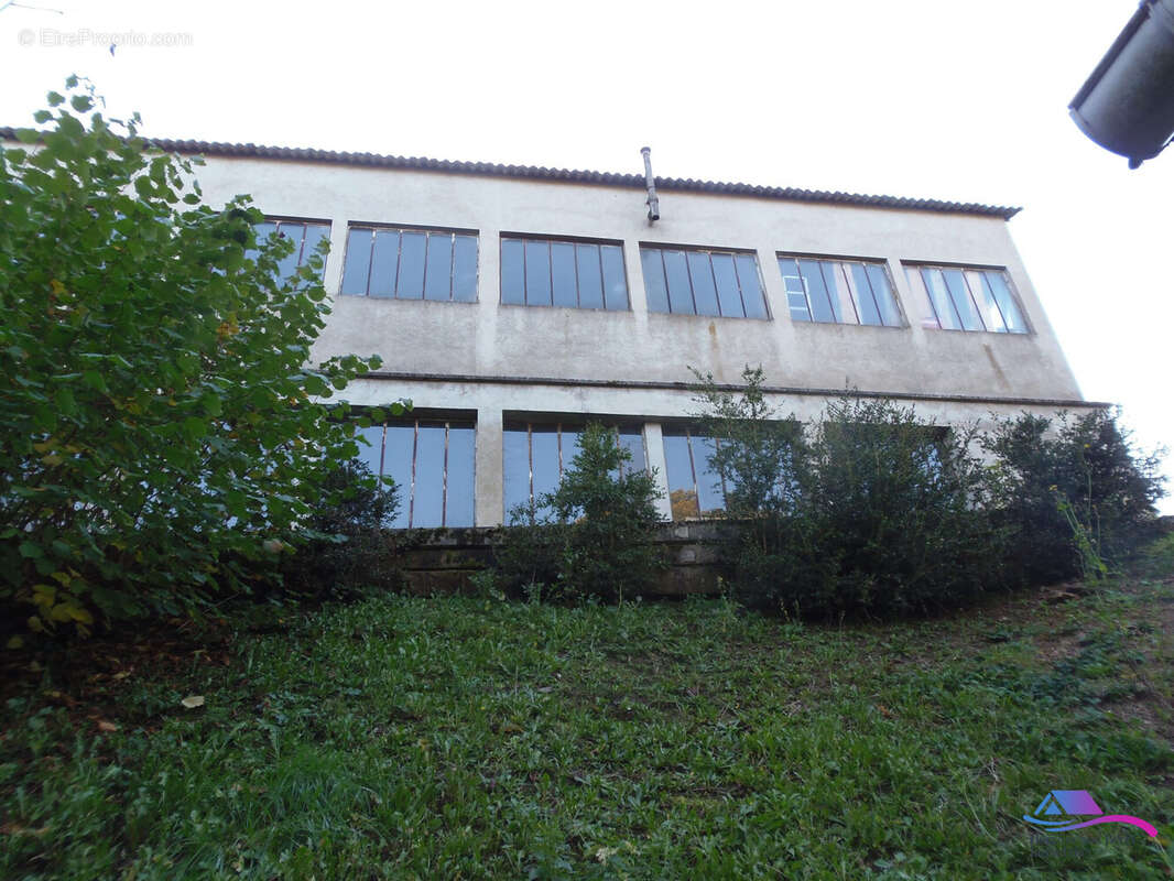 garage vue arrière - Maison à PREVERANGES