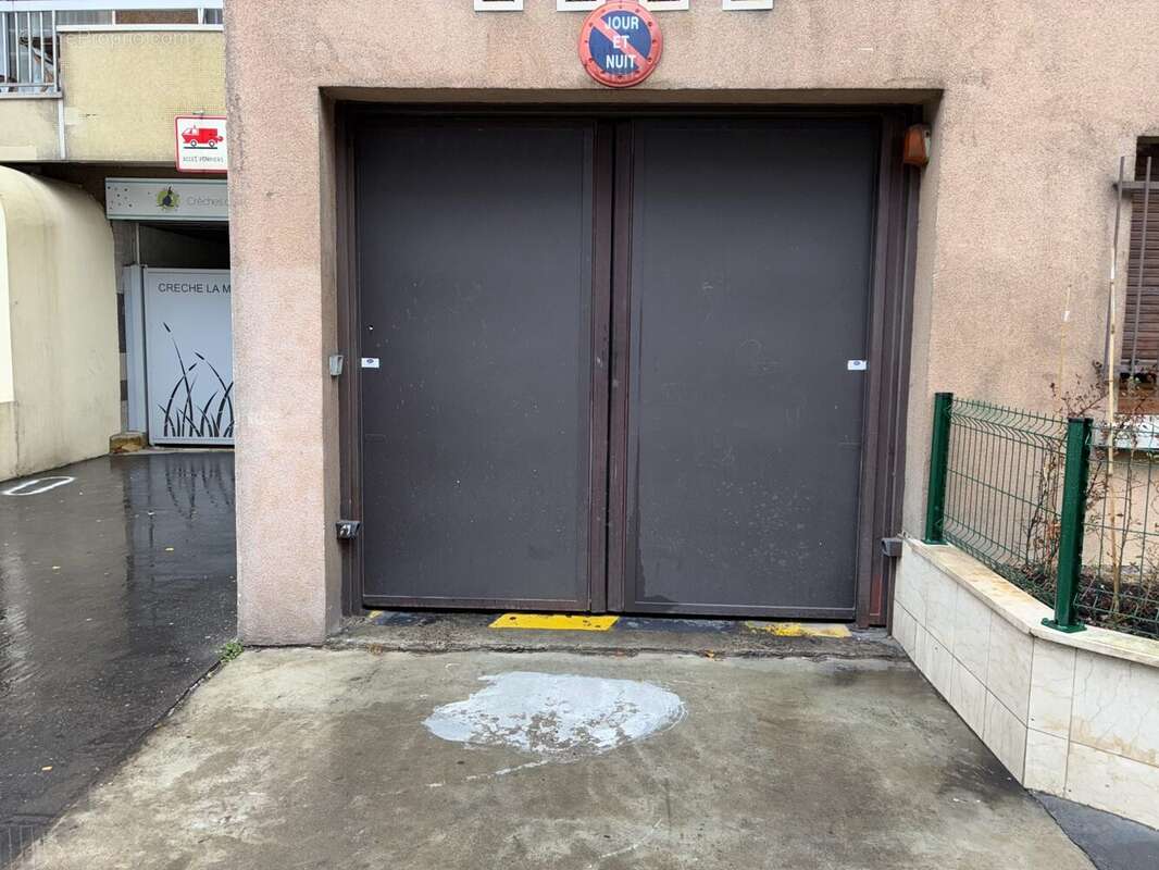 Parking à PARIS-11E