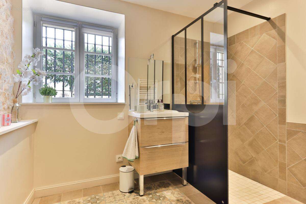 Ouest Lyonnais - Maison pleine de personnalité avec piscine – 169 m² - photo 15
