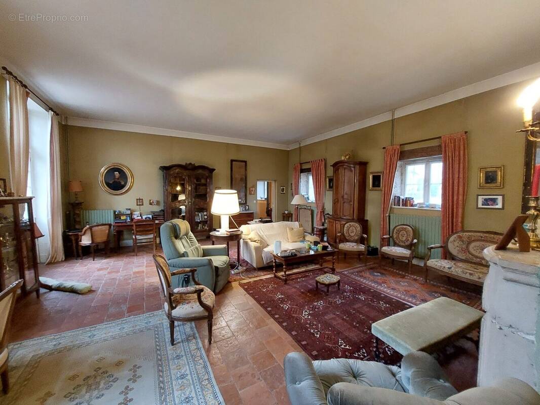 Maison à MONTAIGU-LE-BLIN