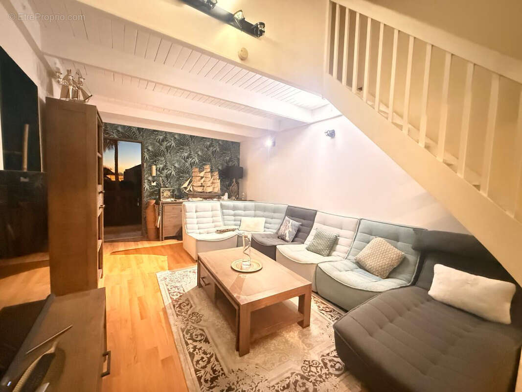 Appartement duplex - centre ville saint gilles les bains - photo 2