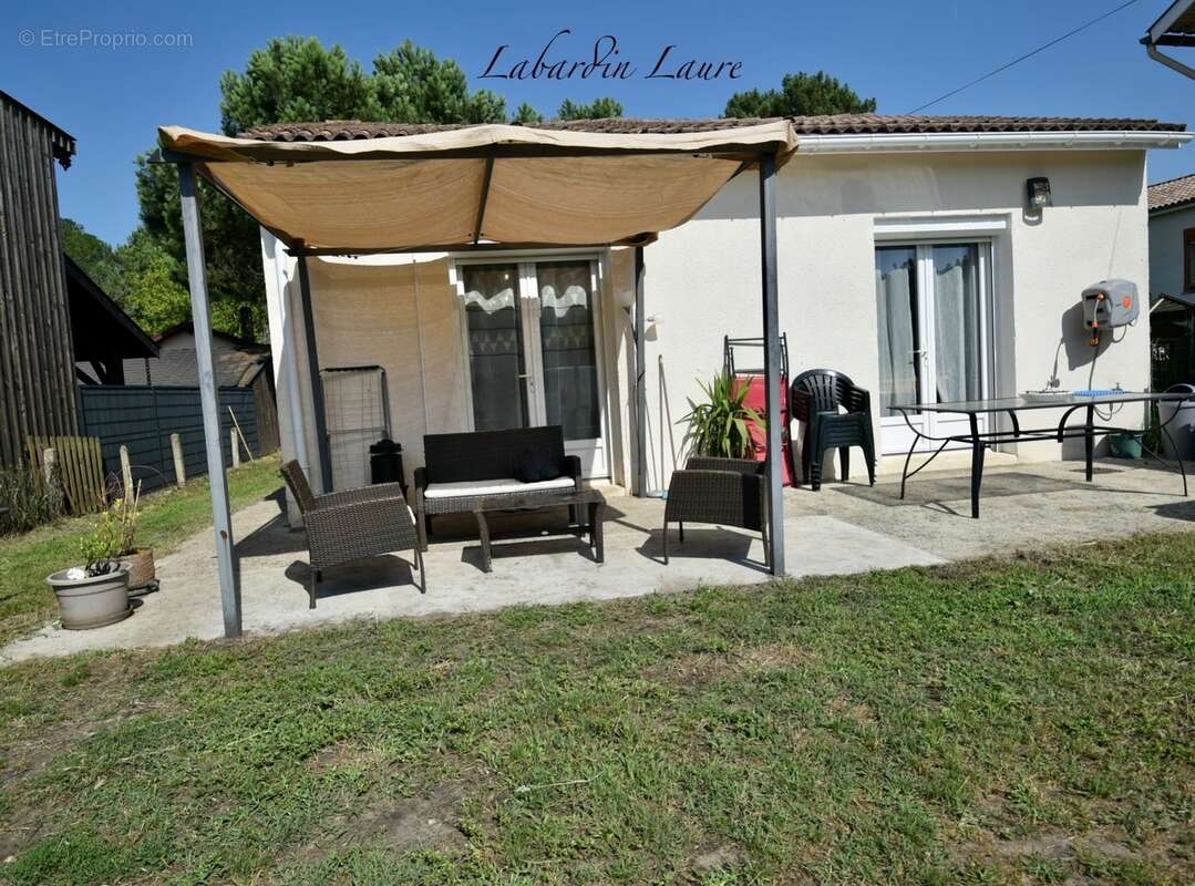 Maison de plain pied - 2 chambres  - 1 abri de jardin - terrain clos avec places de parking - photo 6