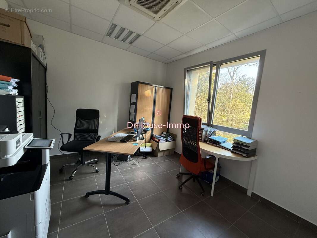 Commerce à COUPVRAY