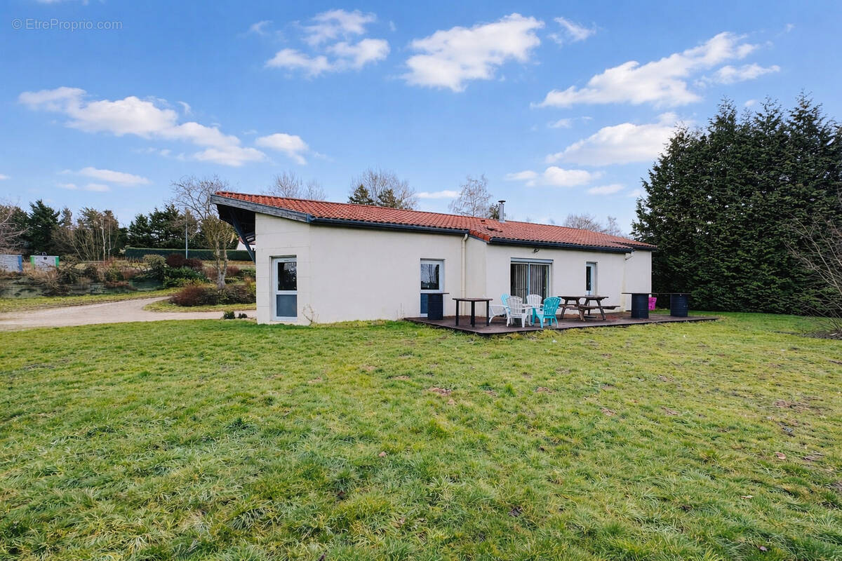 Commerce à SAINT-JUST-MALMONT