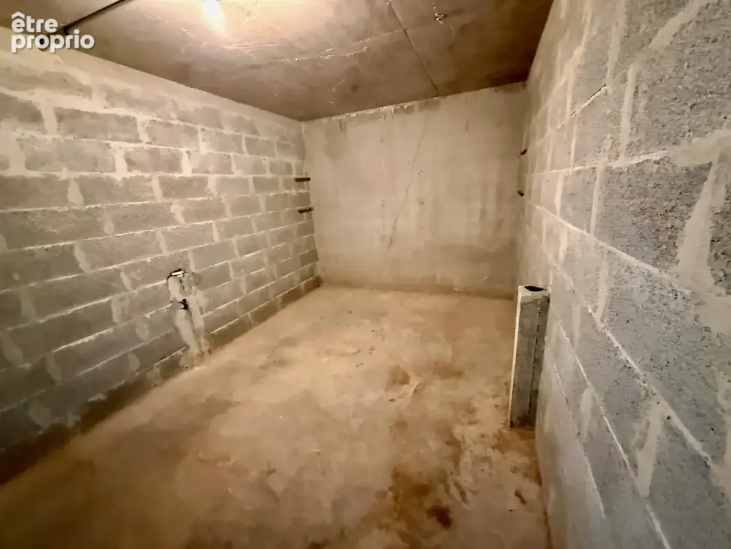 Garage en sous-sol à vendre   Emplacement privilégié en cœur de ville - photo 3