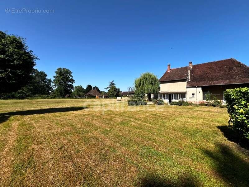 Longère avec 1 hectare de terrain et dépendances - photo 2