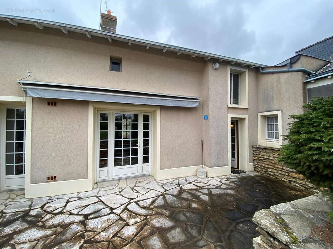 Maison à LE PUY-NOTRE-DAME