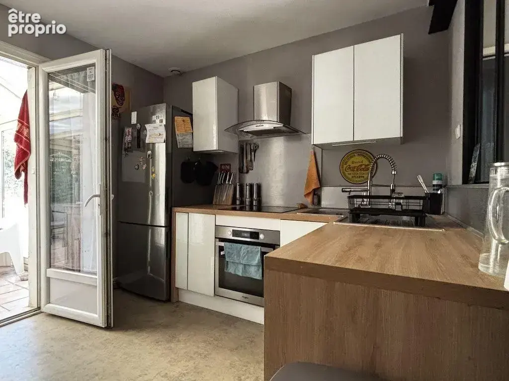 À côté, la cuisine de 9 m2.
