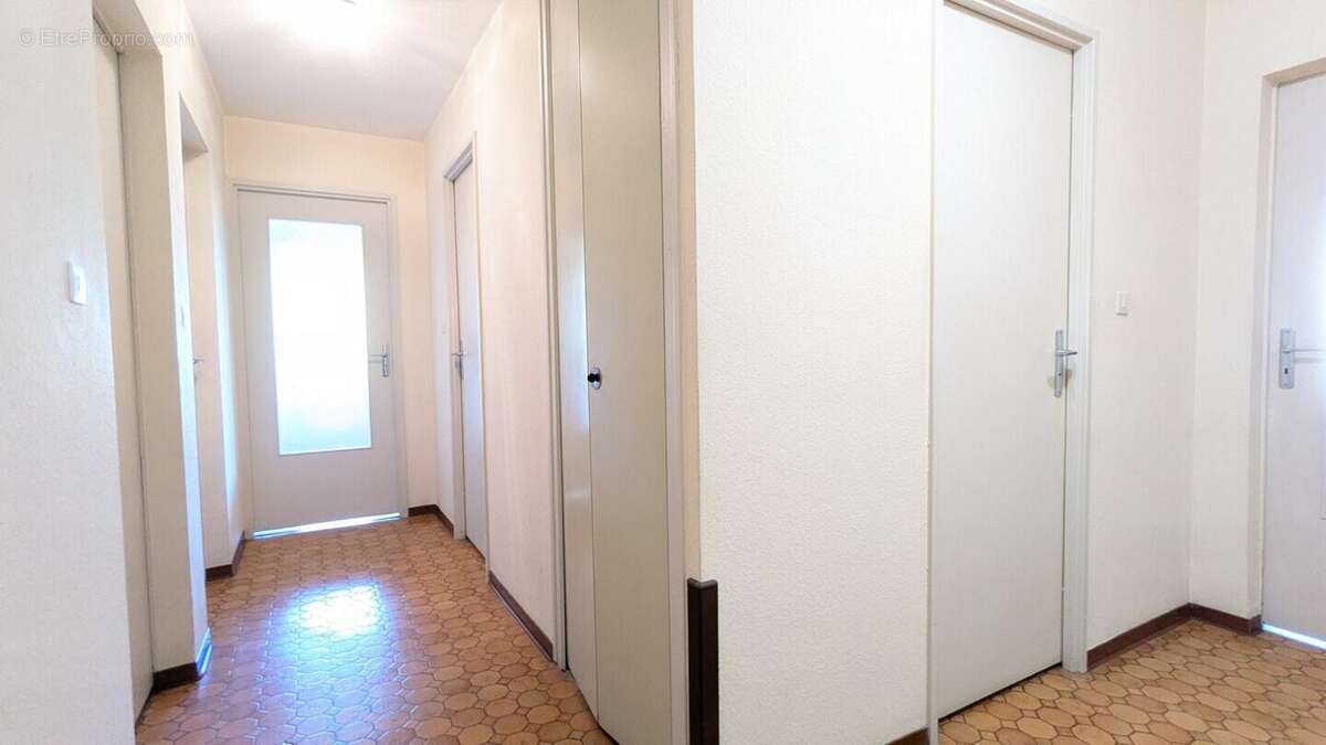 Grand et lumineux T3/4 avec cave (garage en option) - photo 7
