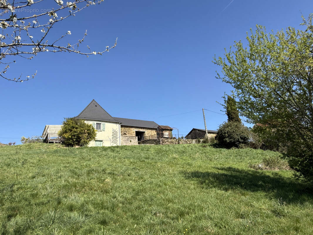 Propriete avec dependances et 11 ha de terrain - photo 2