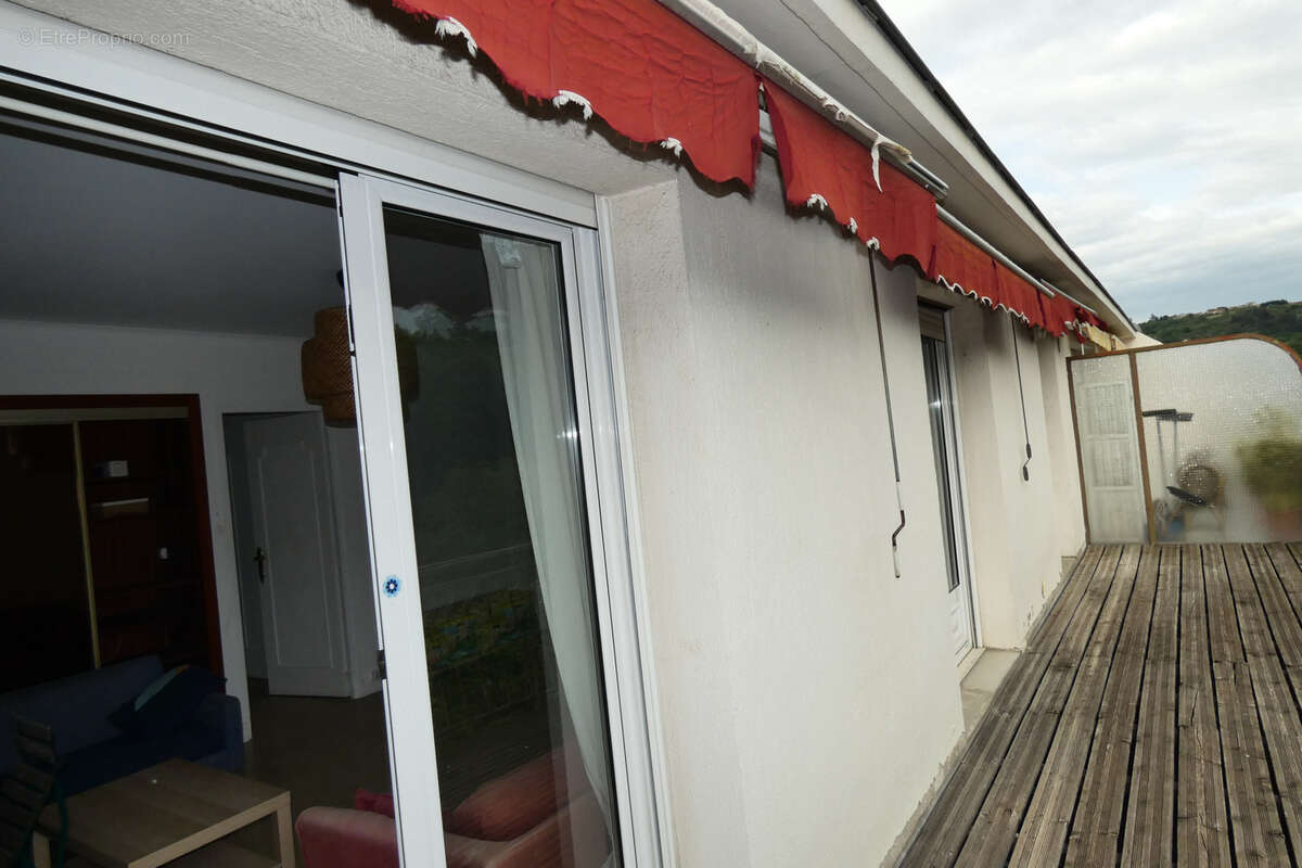 MONTLUCON bel appartement de 80 m2 avec balcon- terrasse , cave et parking privatif - photo 2