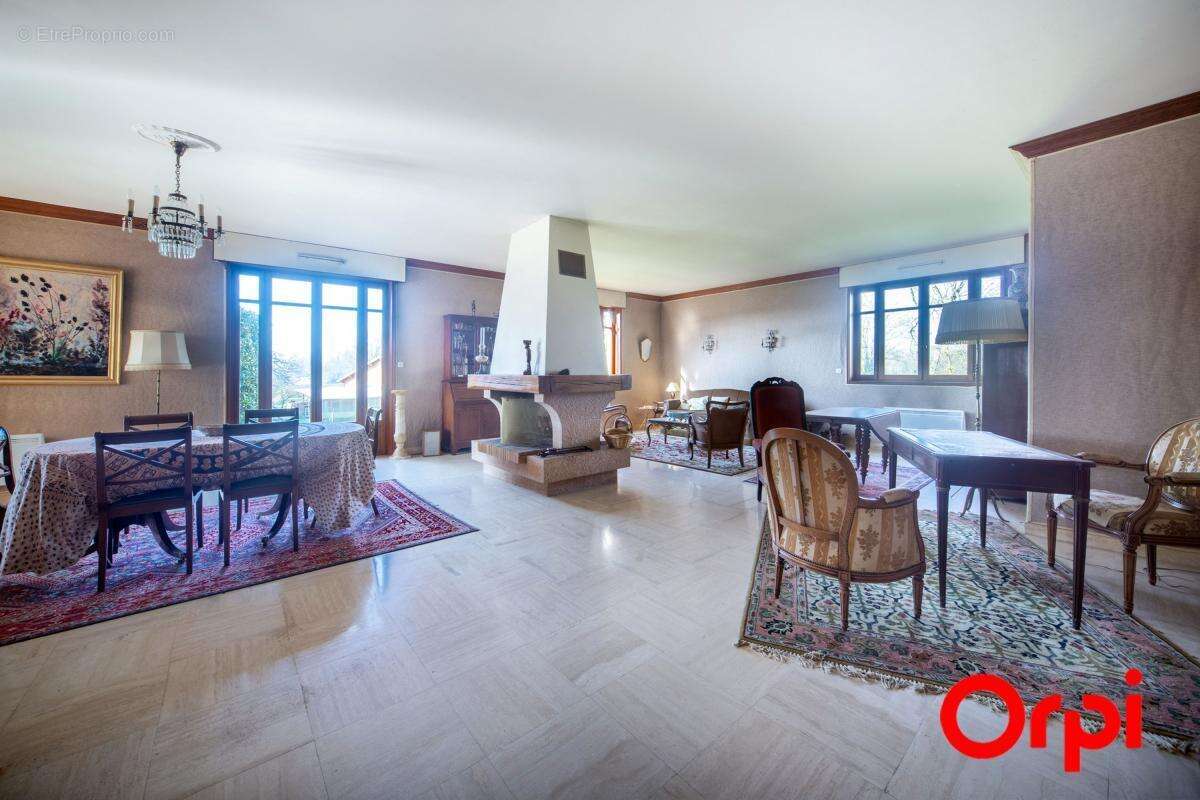 Maison à BAGE-LA-VILLE