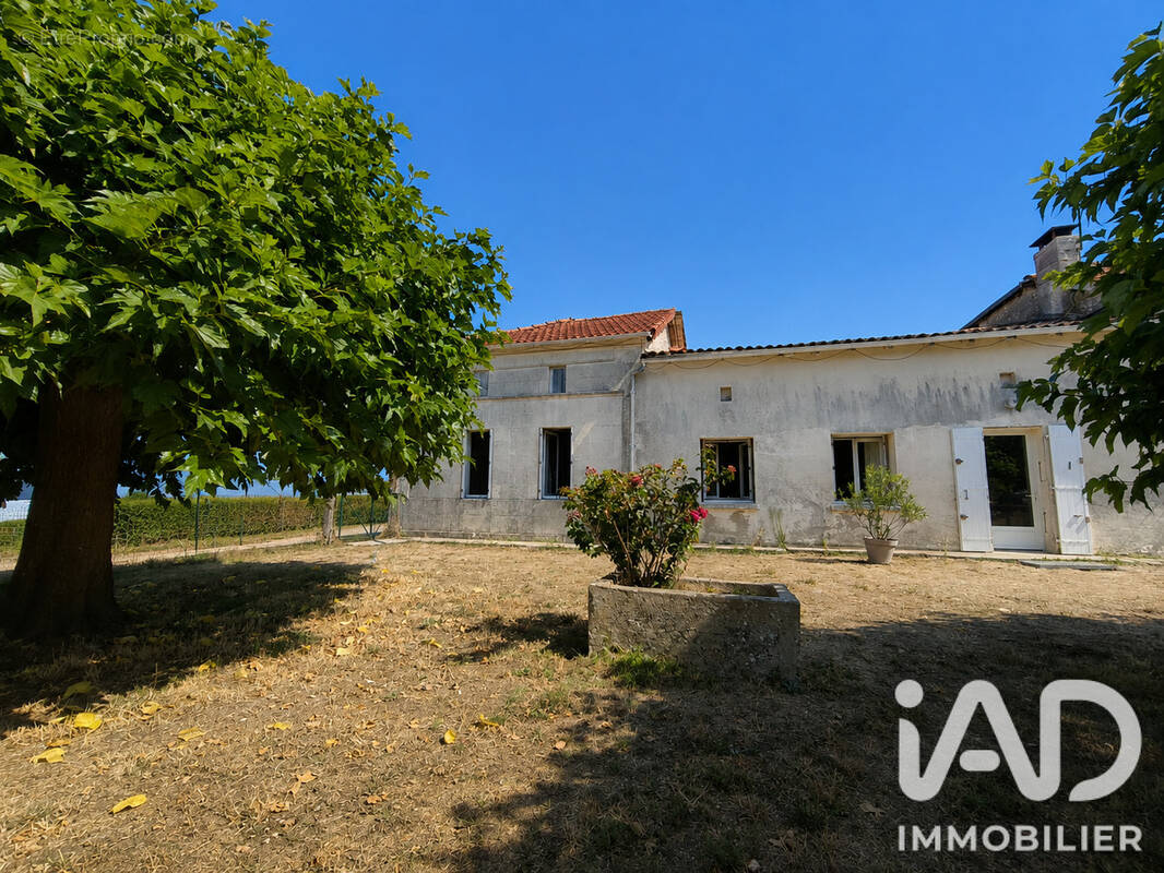 Photo 1 - Maison à FONTAINES-D'OZILLAC
