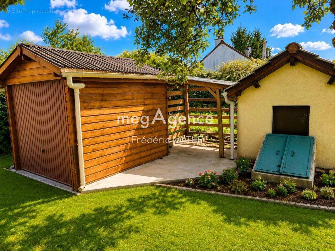 Maison de plain-pied avec dépendances et jardin - photo 3