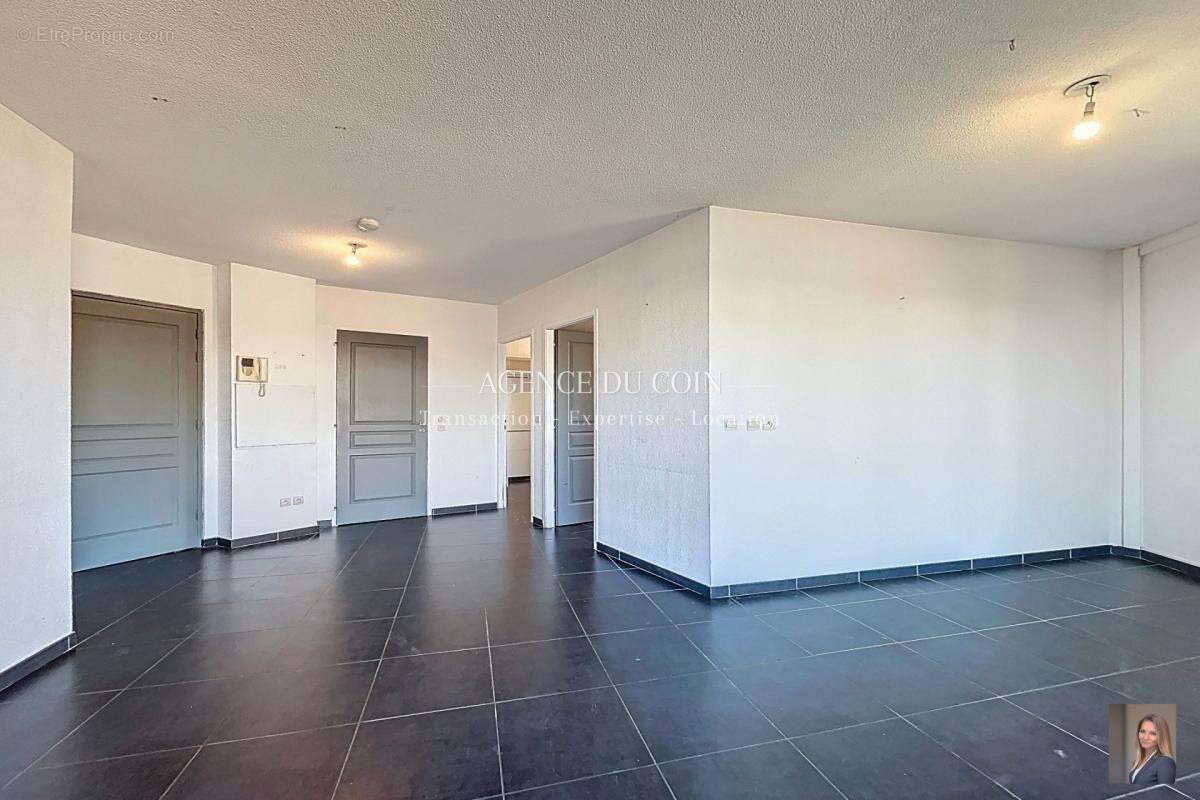 Appartement à LE MUY