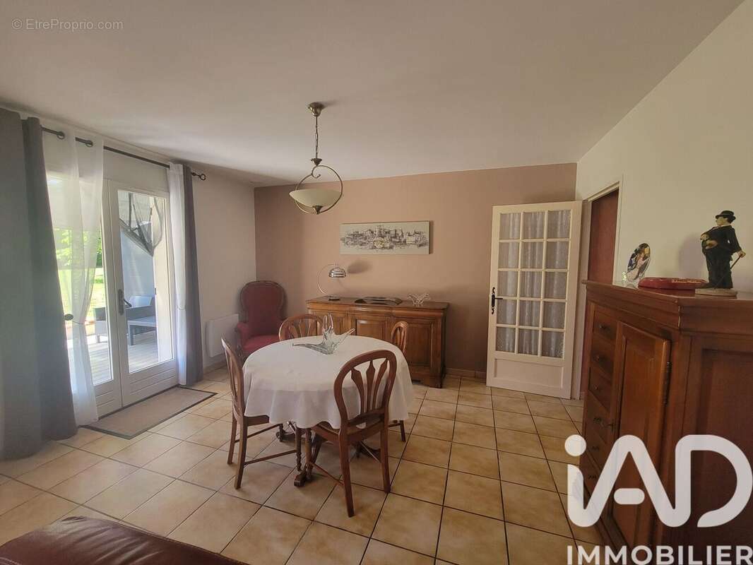 Maison 108 m² à Saint-Salvy-De-La-Balme  - photo 6