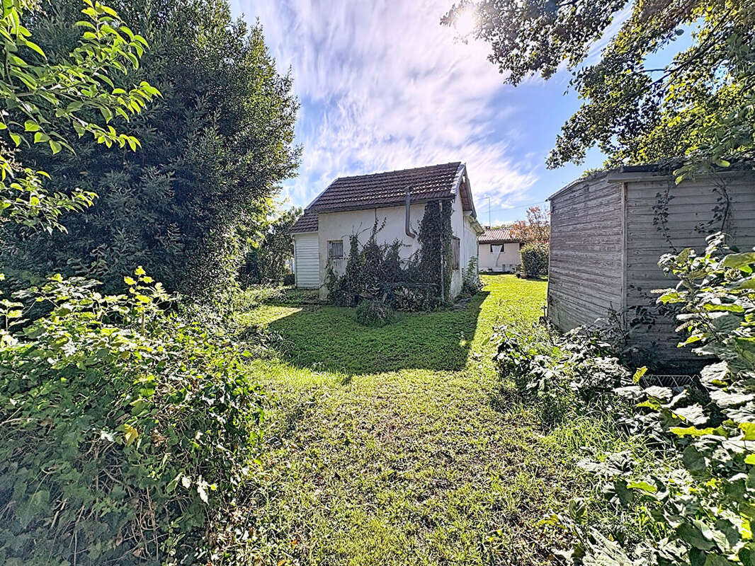 A rénover entièrement en seconde ligne bâti de 45m² sur Pessac - photo 3