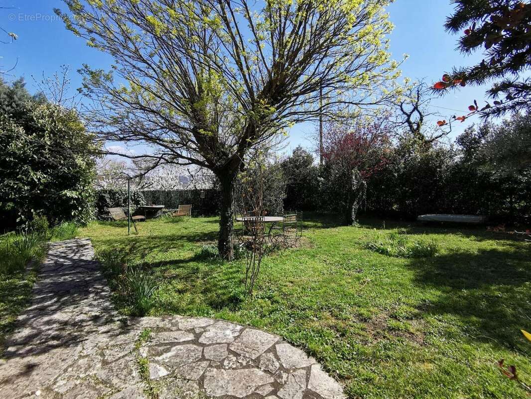   - Maison à SAINT-ETIENNE-DE-FONTBELLON