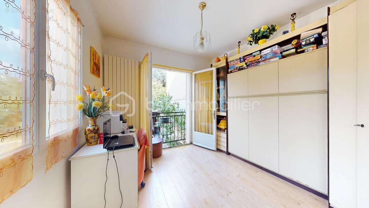 Quartier du Coteau – Maison familiale avec charmant jardin, terrasse, sous-sol total et nombreux stationnements ! - photo 12