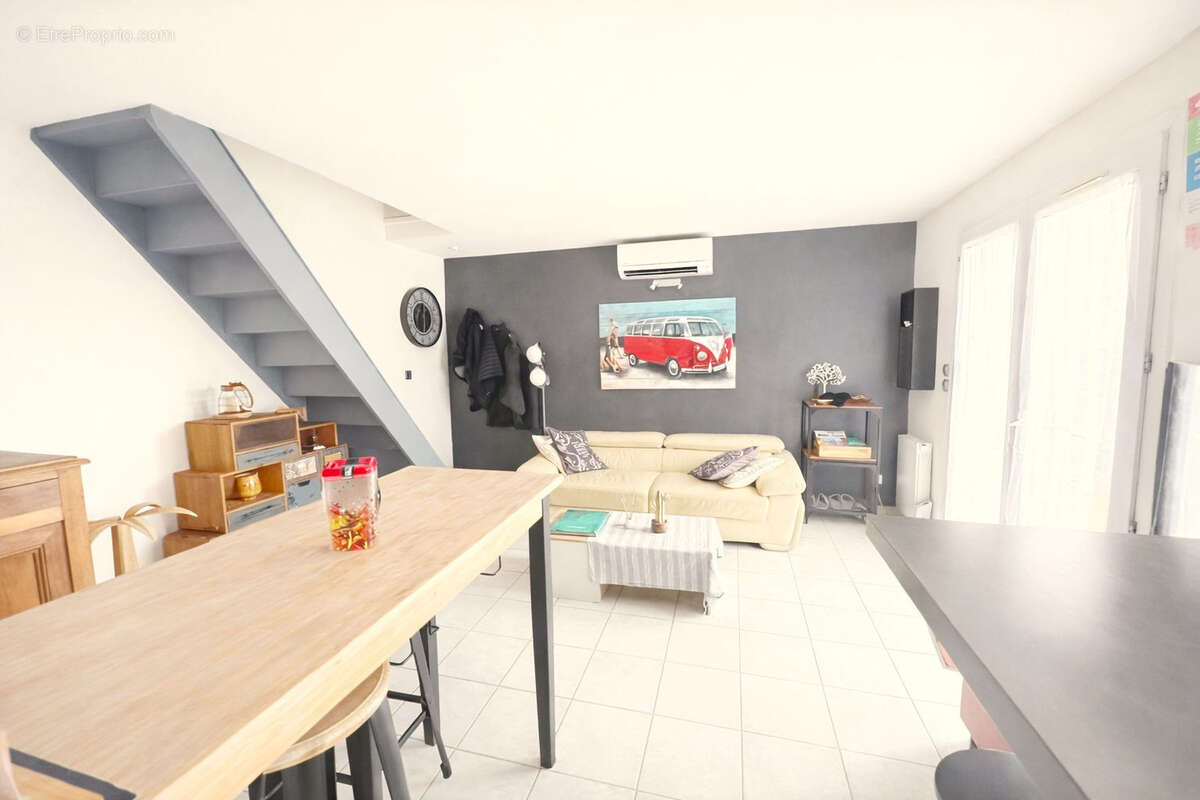 Maison à VIC-LA-GARDIOLE