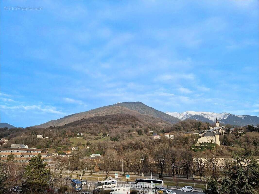 Sans vis-à-vis il propose une vue dégagée sur la montagne et la cité médiévale de Conflans. - Appartement à ALBERTVILLE