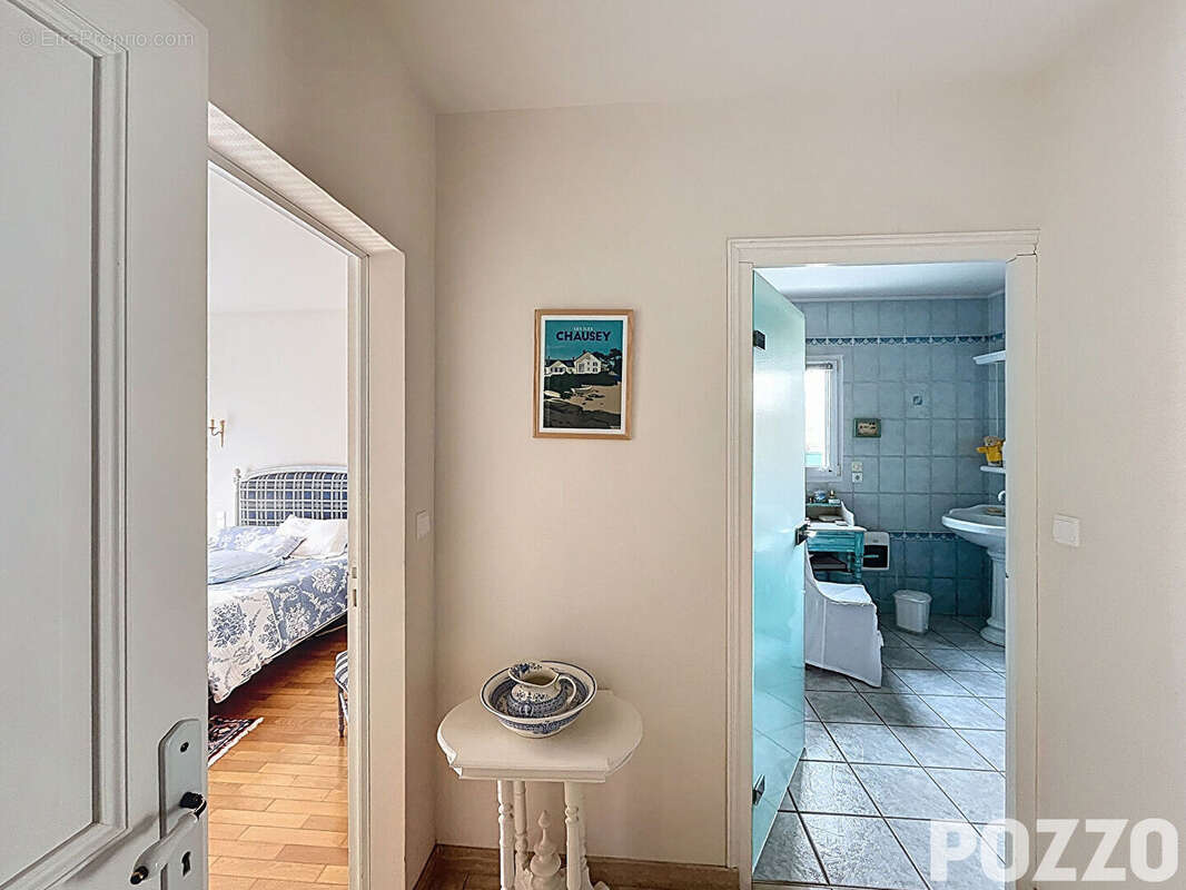 A Vendre - Élégante maison bourgeoise de 180 m² en plein coeur de Saint-Hilaire-du-Harcouët - photo 9