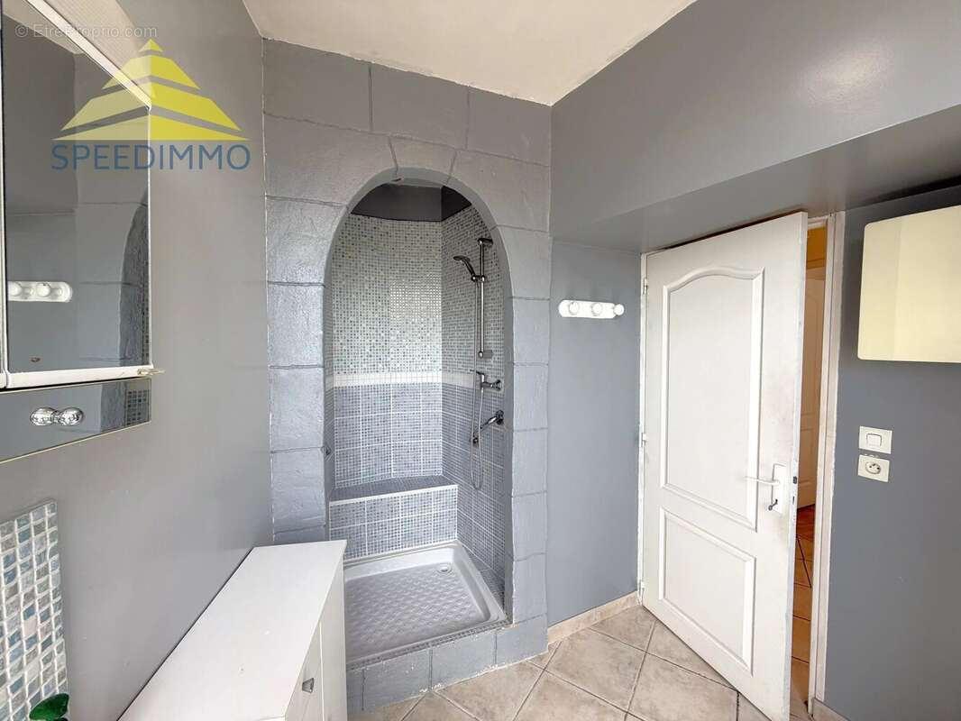 Appartement à MANDRES-LES-ROSES