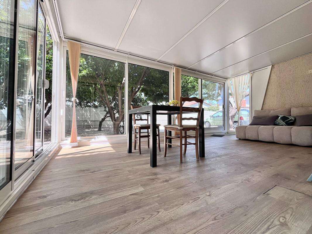 Magnifique appartement de type T2 en rez-de-chaussée avec jardin de 170 m² sans vis-à-vis et véranda de 20 m² - photo 4