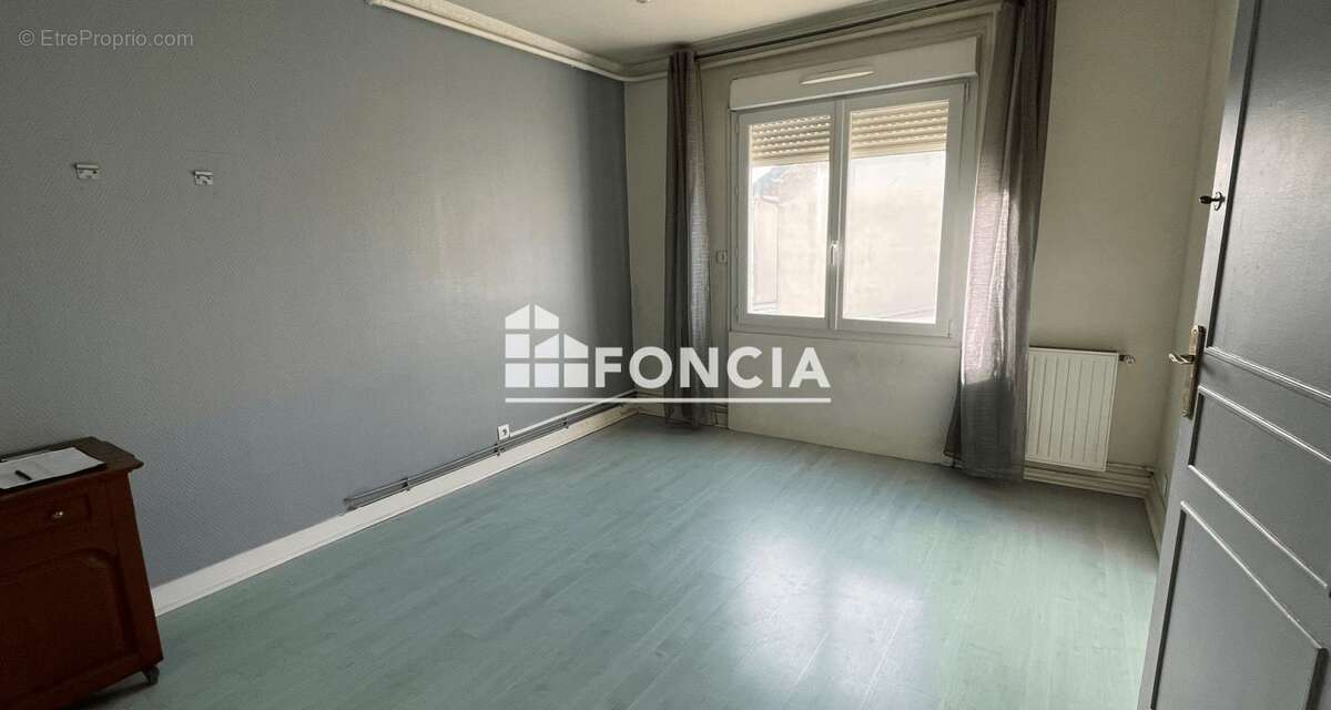A vendre - Maison 8 pièces - proche commerces et transports - photo 7