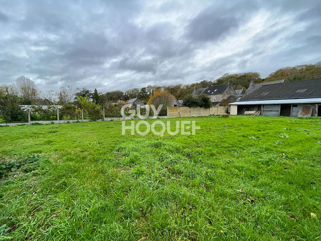 Terrain à SAINT-BROLADRE