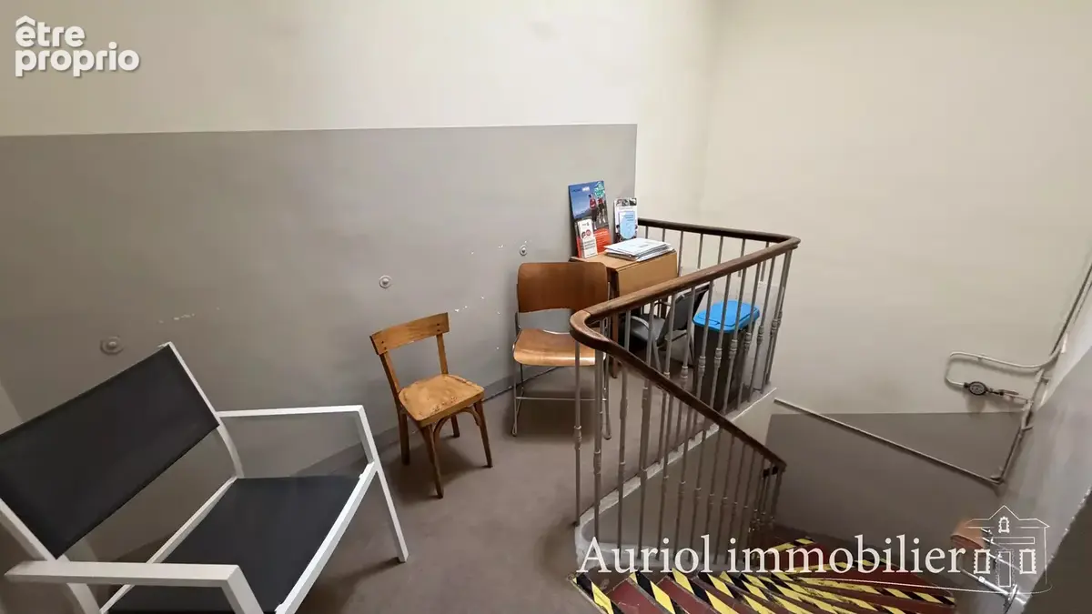 AURIOL Immeuble 200 m2 avec Commerce, Bureau et Appartement - photo 9